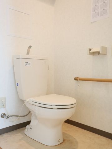 バリアフリートイレ設備 トイレ 安全と快適を考慮したトイレ空間です。手すりや緊急呼び出し装置も整備され、利用者のサポートを充実させています。
