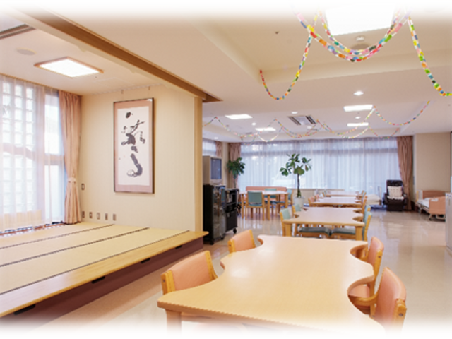 広々としたリビング リビング 自然光が差し込む広い空間で、くつろげる雰囲気が感じられます。お仕事の際も明るい環境です。