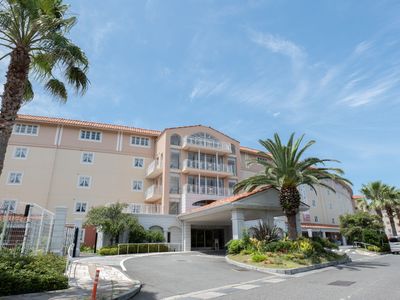 明るい日差しのエントランス