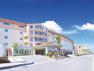 明るい外観の建物