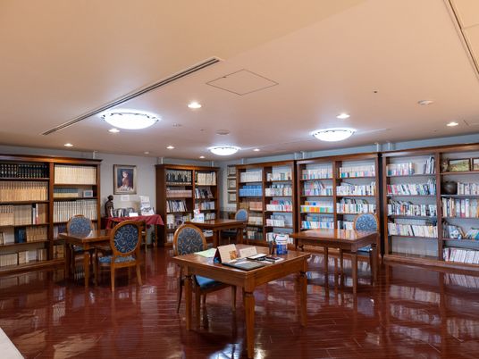 図書が並ぶ落ち着いた部屋