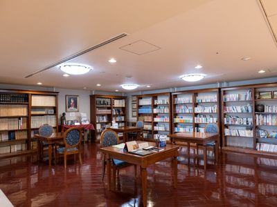 図書が並ぶ落ち着いた部屋
