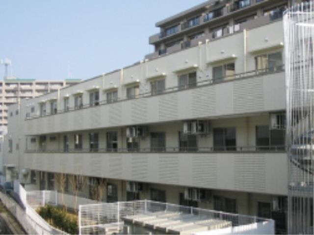 多階層の建物外観 施設外観 開放的で明るい景観を持つ建物外観です。広々としたバルコニーがあり、快適な生活空間を提供しています。