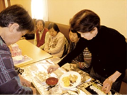 「ゼフィール白川」の巻寿司作り。ご入居者様が手作りで美味しい巻き寿司を作るイベントになっている。