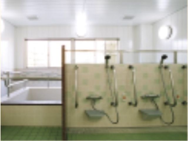 清潔な浴室設備 浴室 清潔感のあふれる設備の浴室です。安全に配慮した手すりや座面を完備し、快適なバスタイムを支えます。
