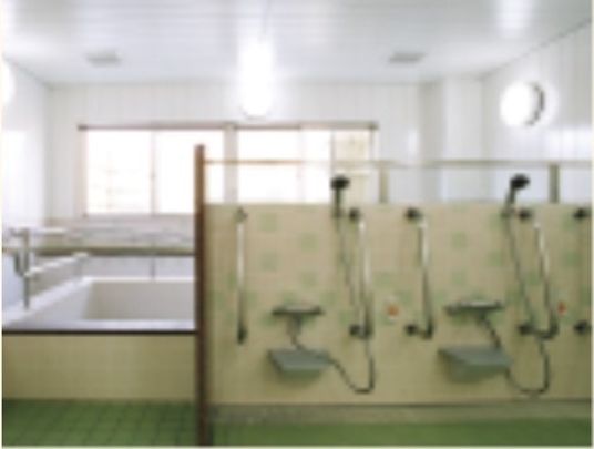 「ゼフィール白川」の浴室。広々としている浴室は、安心な補助器具を施し、介護のサポートが必要な方は、機械浴室も完備されている。