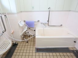 バリアフリー設計の浴室