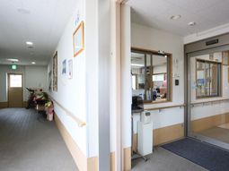 明るい廊下と窓辺のフロント