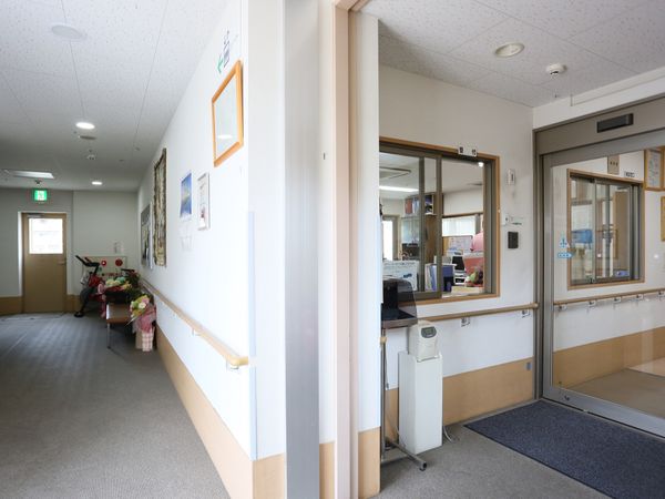明るい廊下と窓辺のフロント