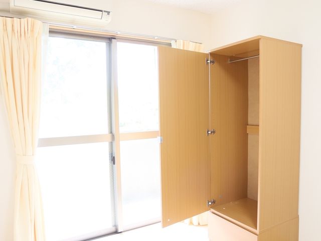 明るい居室のクローゼット 居室 日差しが差し込む広々とした居室で、居心地の良い環境が整っています。清潔感のあふれる空間で、新たな職場をご検討いただけます。