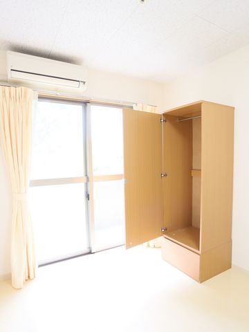 明るい居室のクローゼット 居室 日差しが差し込む広々とした居室で、居心地の良い環境が整っています。清潔感のあふれる空間で、新たな職場をご検討いただけます。