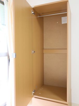開いた木製クローゼット