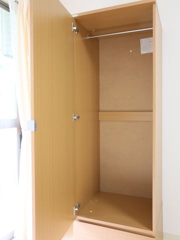 開いた木製クローゼット 洋服ダンス 広々とした収納スペースを持つクローゼットで、個人の荷物を整理整頓して安心して保管できます。