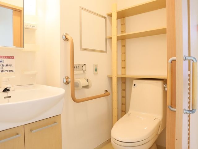 バリアフリー対応のトイレ トイレ 手すり付きで安心のトイレ設備です。清潔感のある空間で快適にお使いいただけます。