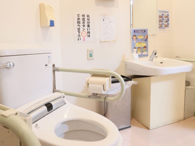 バリアフリートイレ設備 トイレ 手すり付きの快適なトイレスペースです。安全を考慮し、使いやすさに配慮された設計となっております。