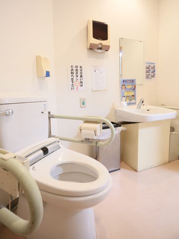 バリアフリートイレ設備 トイレ 手すり付きの快適なトイレスペースです。安全を考慮し、使いやすさに配慮された設計となっております。