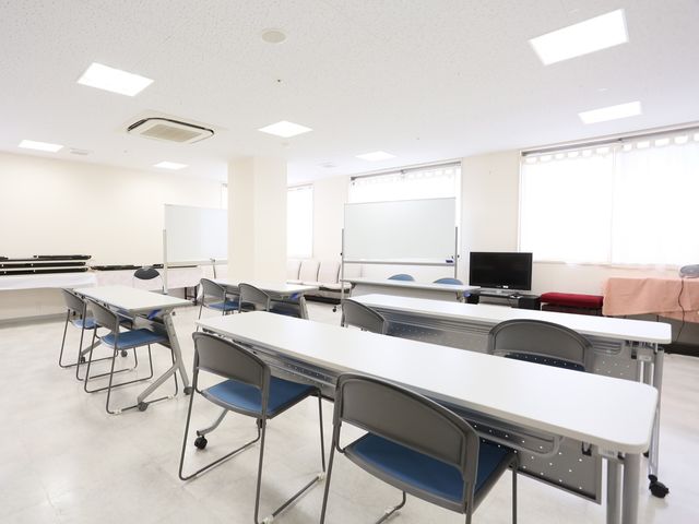 機能訓練室の明るい空間 共有スペース 広々とした環境でリハビリテーションに取り組むことができる、清潔感のある機能訓練室です。利用者の快適性を考慮した設備が整っています。
