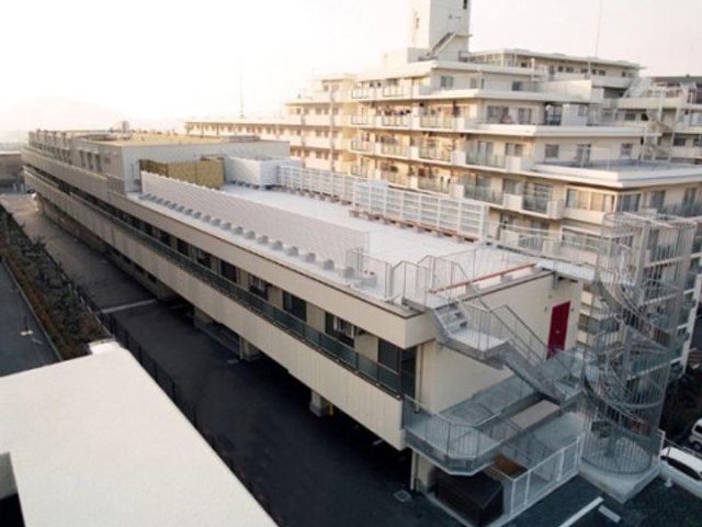 広々とした建物の外観 外観 清潔感のある外観です。車椅子用のスロープが完備されており、バリアフリーに対応している点が魅力です。