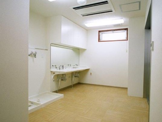 洗面脱衣室の洗面台には幅が広く大判の鏡が設置されており、非常に見やすくなっているため、入居者様は使用しやすい。