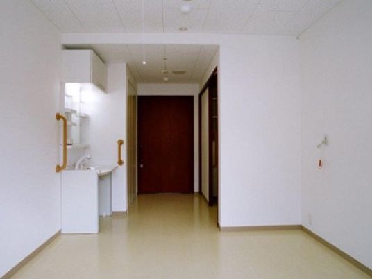 手すり付きの居室入口