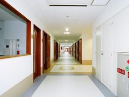 明るく広い廊下