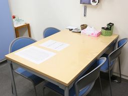 会議テーブルと椅子がある部屋