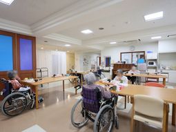多目的室で過ごす人々
