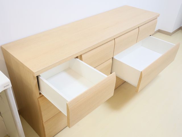 木製の開いた引き出し 収納 シンプルなデザインの収納家具が配置された部屋です。整理整頓をしやすく、使い勝手が良いことが伺えます。