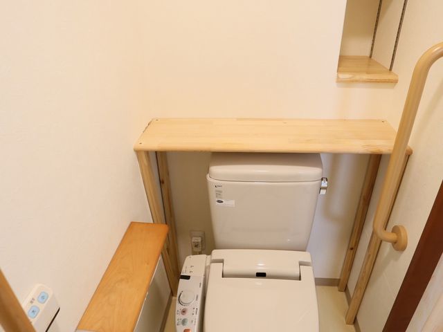 バリアフリートイレ トイレ 手すりが設置されたバリアフリー仕様のトイレです。使いやすさと安全性を考慮した、配慮の行き届いた設計になっています。