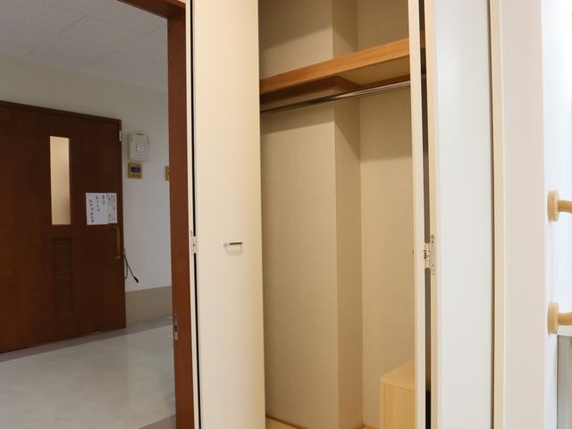 広々とした収納クローゼット 収納棚 ゆとりある収納スペースを備えた居室です。快適にお過ごし頂ける空間が整っております。