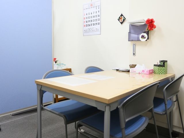 シンプルな会議室風景 談話コーナー 機能的なデザインの多目的室です。この空間では、集まりや活動が気持ちよく行えそうです。