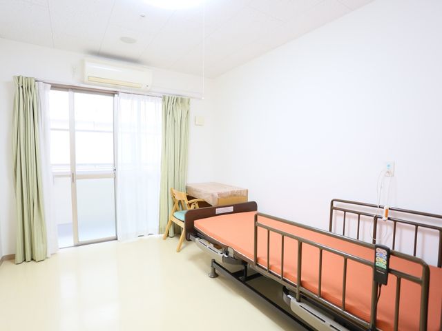 明るい清潔な居室 居室 心地よい光が差し込むベッドルームです。余裕のある空間で快適な毎日を過ごせるよう考えられています。
