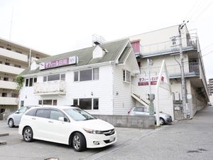 白い建物の外観