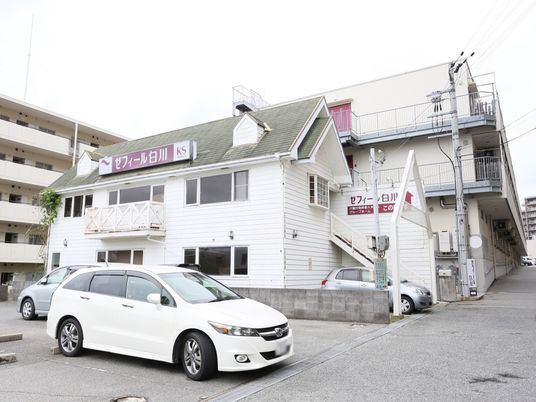 白い建物の外観