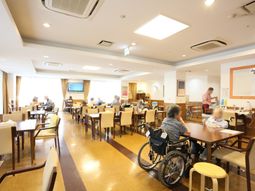 明るい食堂の様子