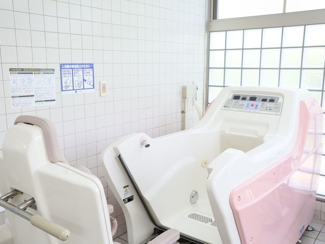 快適な浴室設備 浴室 利用者の安全と快適さを考慮した設計の浴室です。充実した機能で安心してご利用いただけます。