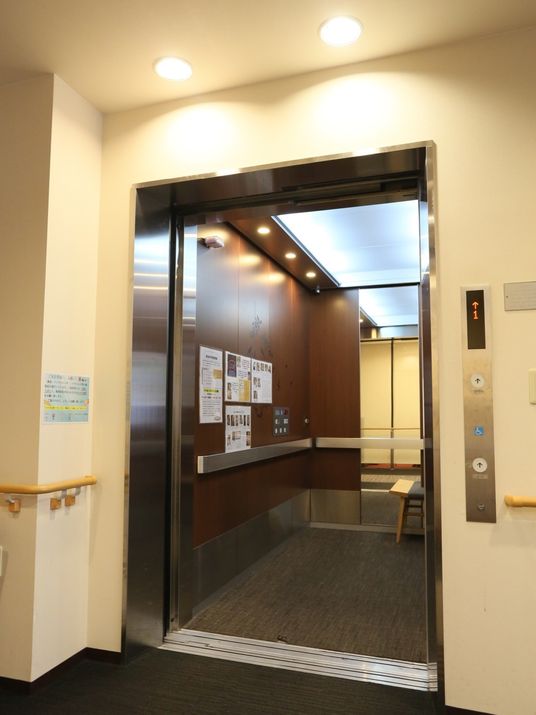 施設内の明るいエレベーター