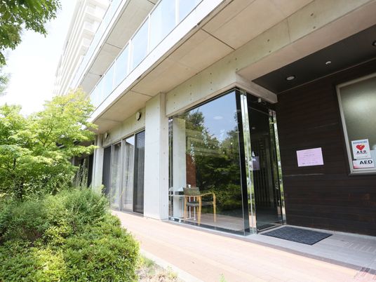 明るい自然光のエントランス