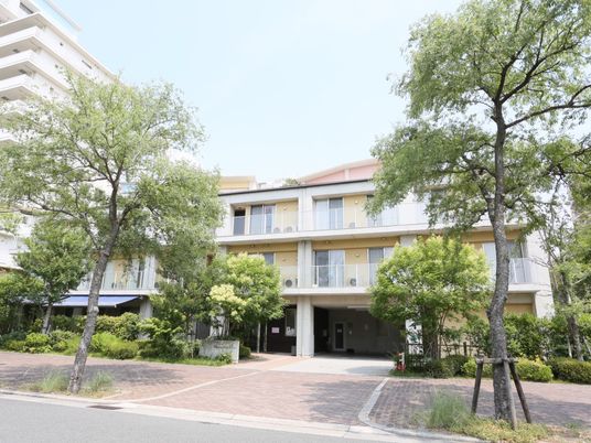 緑豊かなエントランス外観