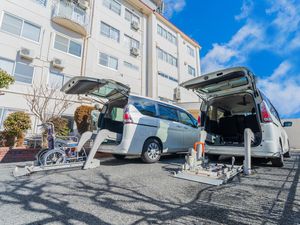 送迎車と建物外観  