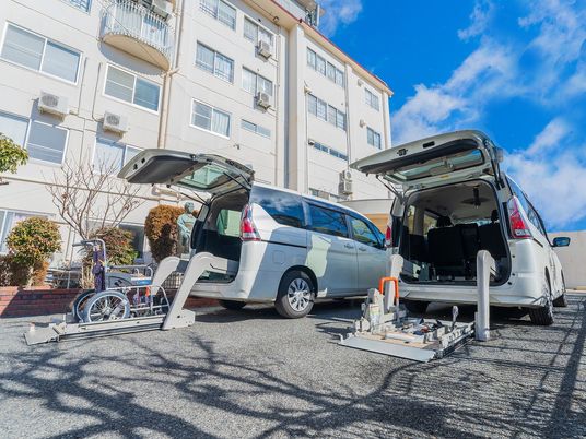 送迎車と建物外観  