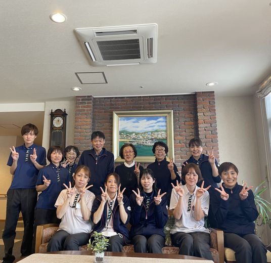 笑顔でポーズを取るスタッフ集合