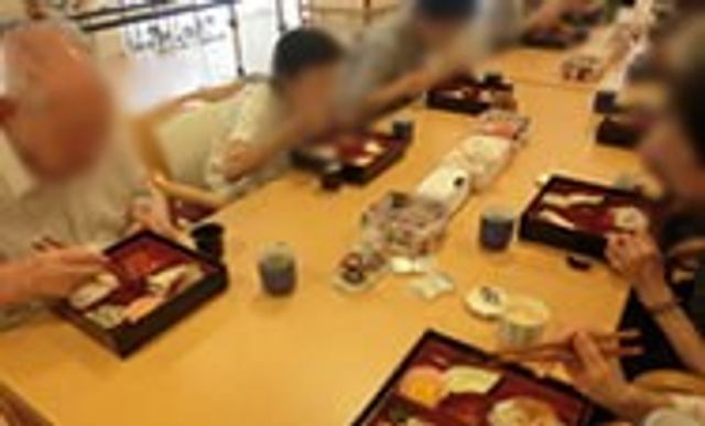 食事を楽しむリビング
