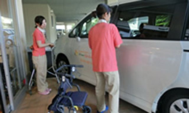 車椅子と車のエントランス
