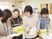 書類確認する職員の様子の会議室  
