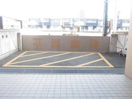 施設前の駐車スペース  