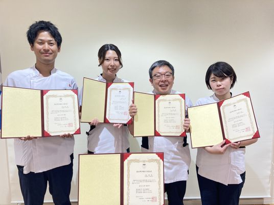 資格証を持つ職員たち  