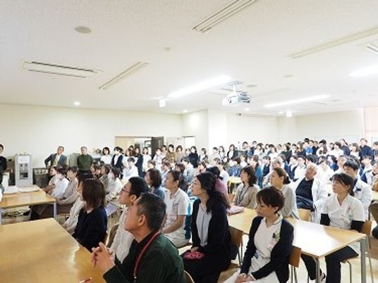 研修中の職員が集まる会議室  