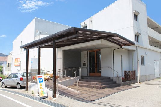 玄関のある建物外観