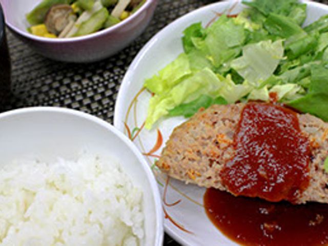 美味しそうな料理の皿 料理 バランスの取れた食事が提供されるダイニングルームです。新鮮なサラダとメインディッシュで健康的な食卓を。